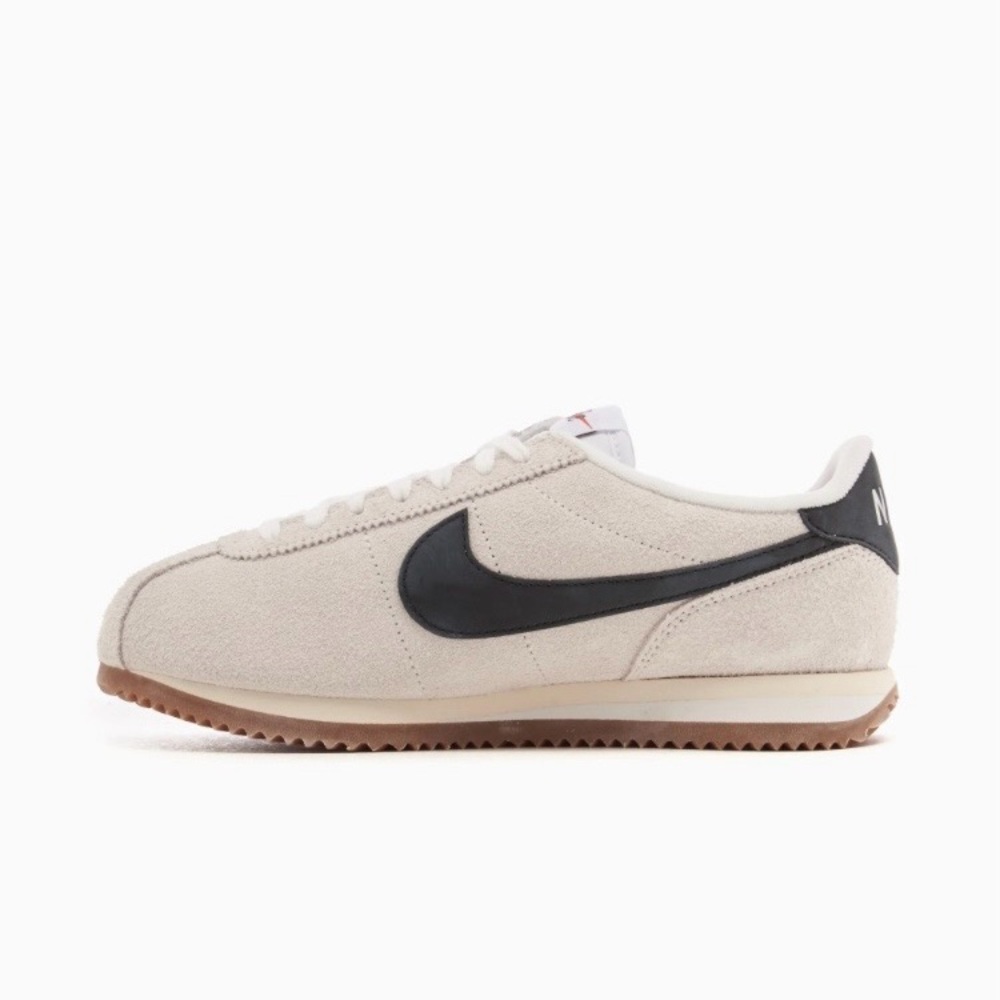 Nike women’s  Cream and Black Sneakers